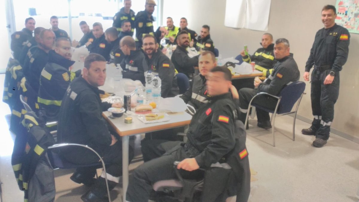 FOTO Soldats espanyols, «amuntegats» al parc de bombers de Cornellà