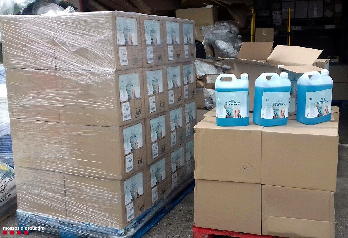 Els Mossos immobilitzen més de 1.600 litres d'un fals gel desinfectant contra el coronavirus