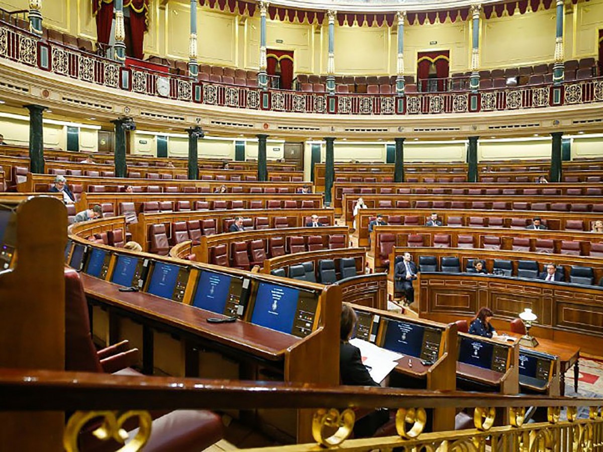 El govern espanyol defensa que el pla de xoc econòmic serveix per frenar acomiadaments estructurals