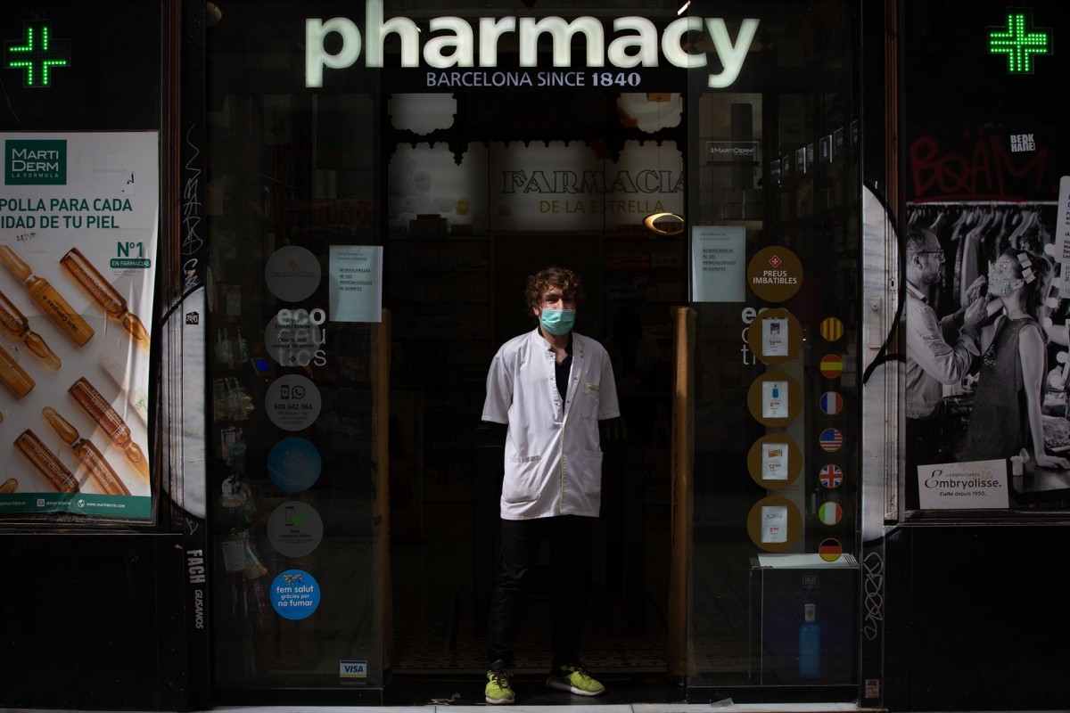Un farmacèutic amb mascareta a Barcelona durant la crisi del coronavirus - David Zorrakino / Europa Press