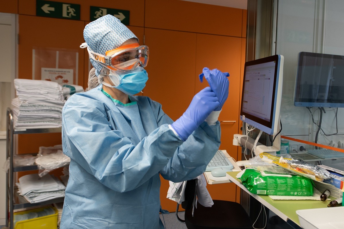 Una infermera es disposa a atendre pacients amb coronavirus - ACN