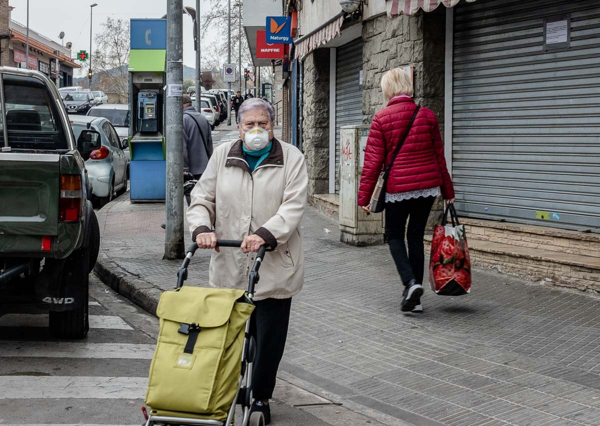 Una senyora protegida amb una mascareta torna de fer la compra - Georgina Albreda