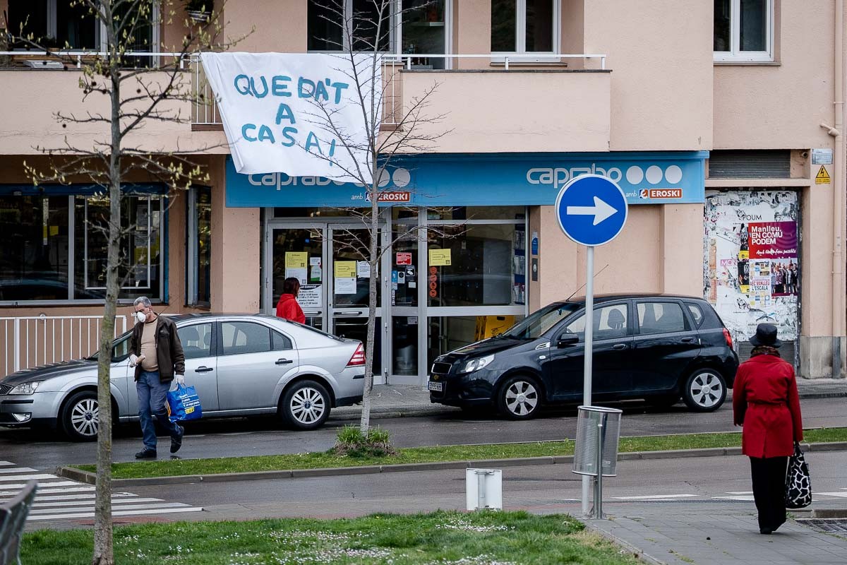 Pancarta amb el lema «Queda't a casa!» en un balcó de Manlleu - Adrià Costa