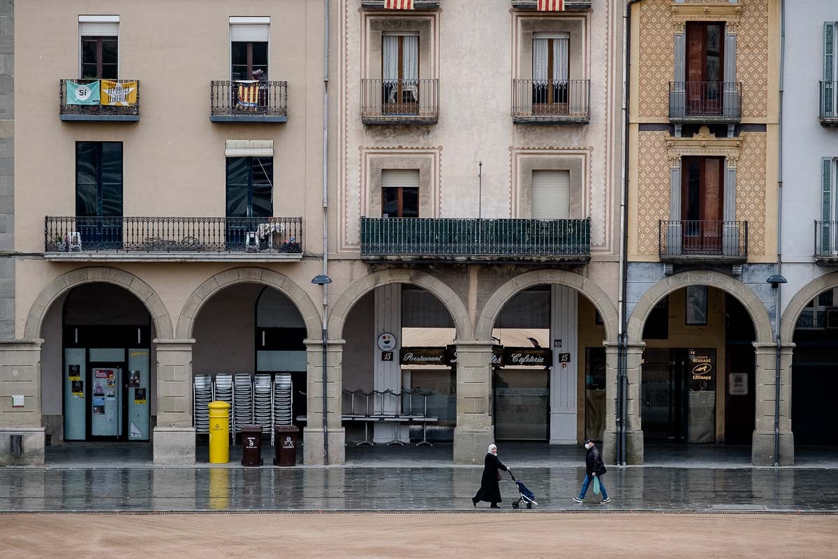 Dilluns de mercata a Manlleu, a la plaça només hi ha 3 parades de fruita - Adrià Costa