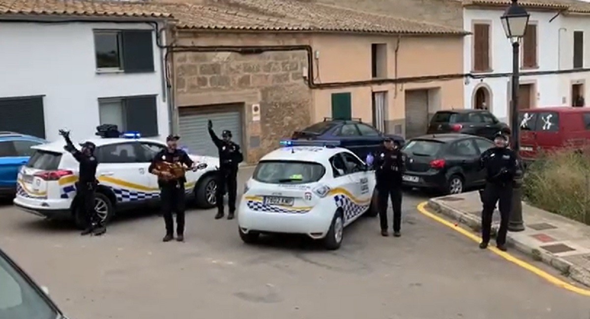 VÃDEO Uns policies animen els infants confinats al ritme del «Joan petit quan balla»
