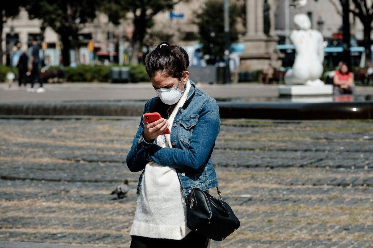 Vianant amb mascareta a Barcelona - Adrià Costa