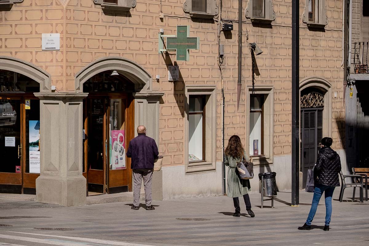 Cua per accedir a una farmàcia del centre de Vic - Adrià Costa