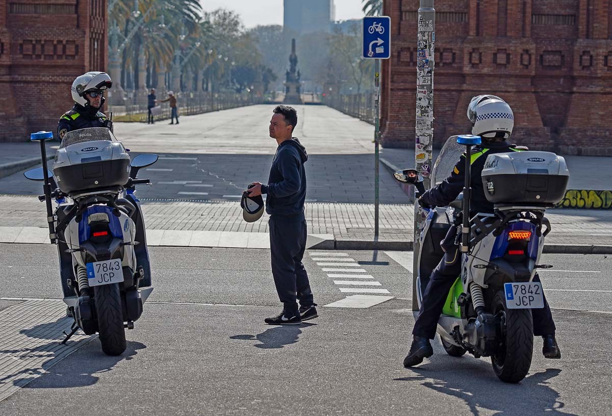 Un home hospitalitzat després de ser apunyalat en una baralla al barri del Carmel de Barcelona