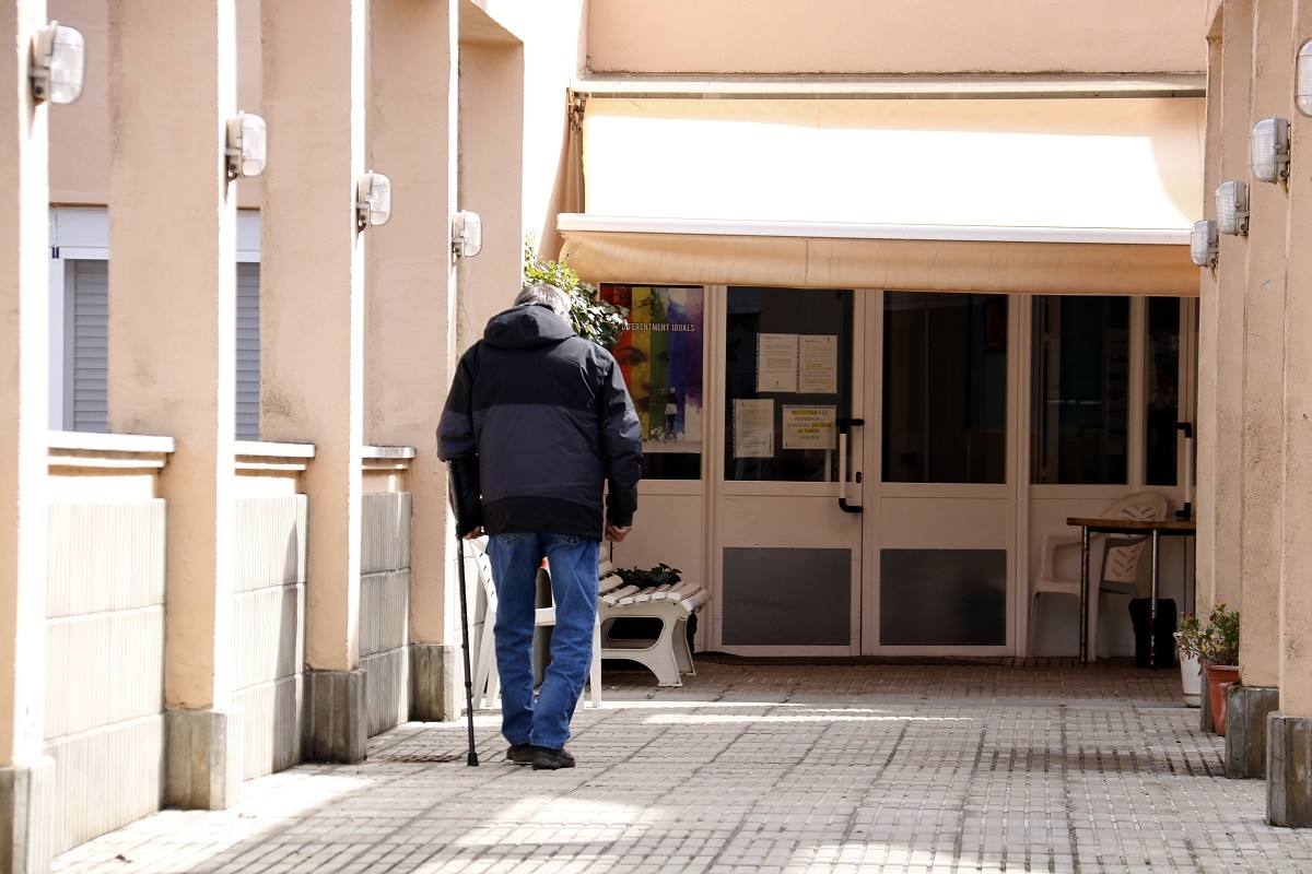 Un dels avis sense símptomes de la residència d'avis d'Àger, amb mascareta, entrant al centre - ACN