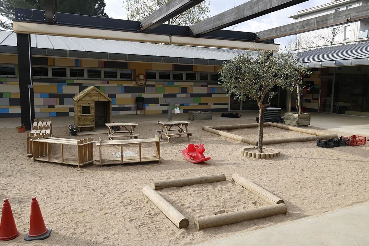 L'escola bressol de l'Olivera de Girona amb el pati totalment buit pel confinament - ACN