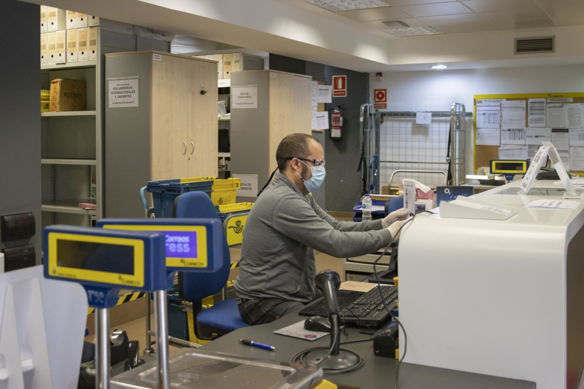 Un treballador de Correus amb mascareta - Georgina Albreda