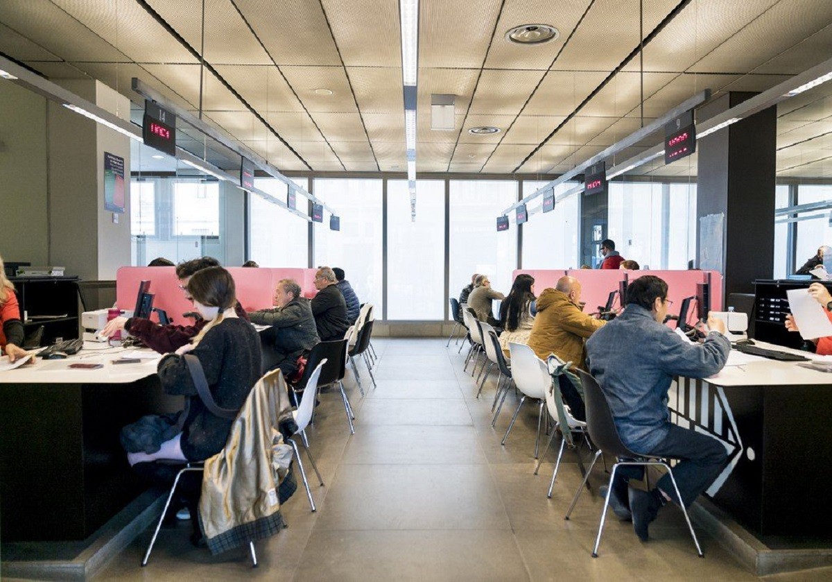 L'Ajuntament de Barcelona recitifica i tanca l'oficina d'atenció que obligava els empleats a treballar