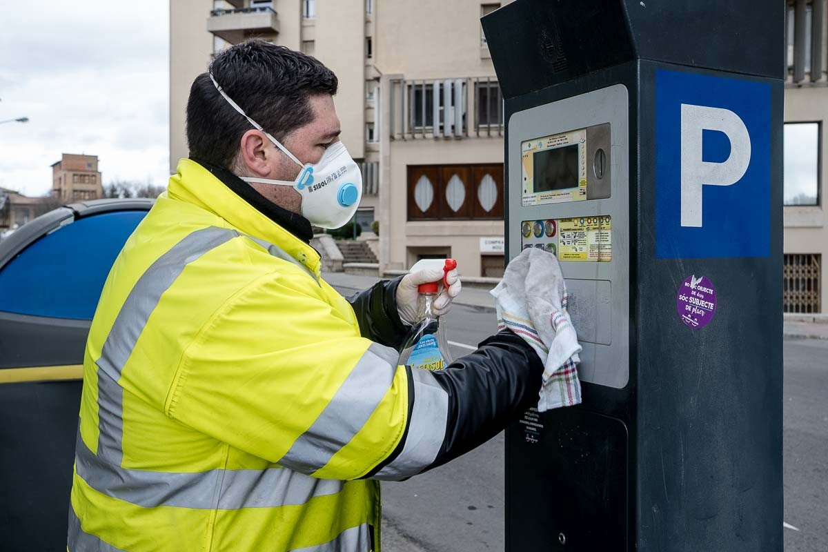 Un operari desinfectant els parquímetres de Vic. - Adrià Costa