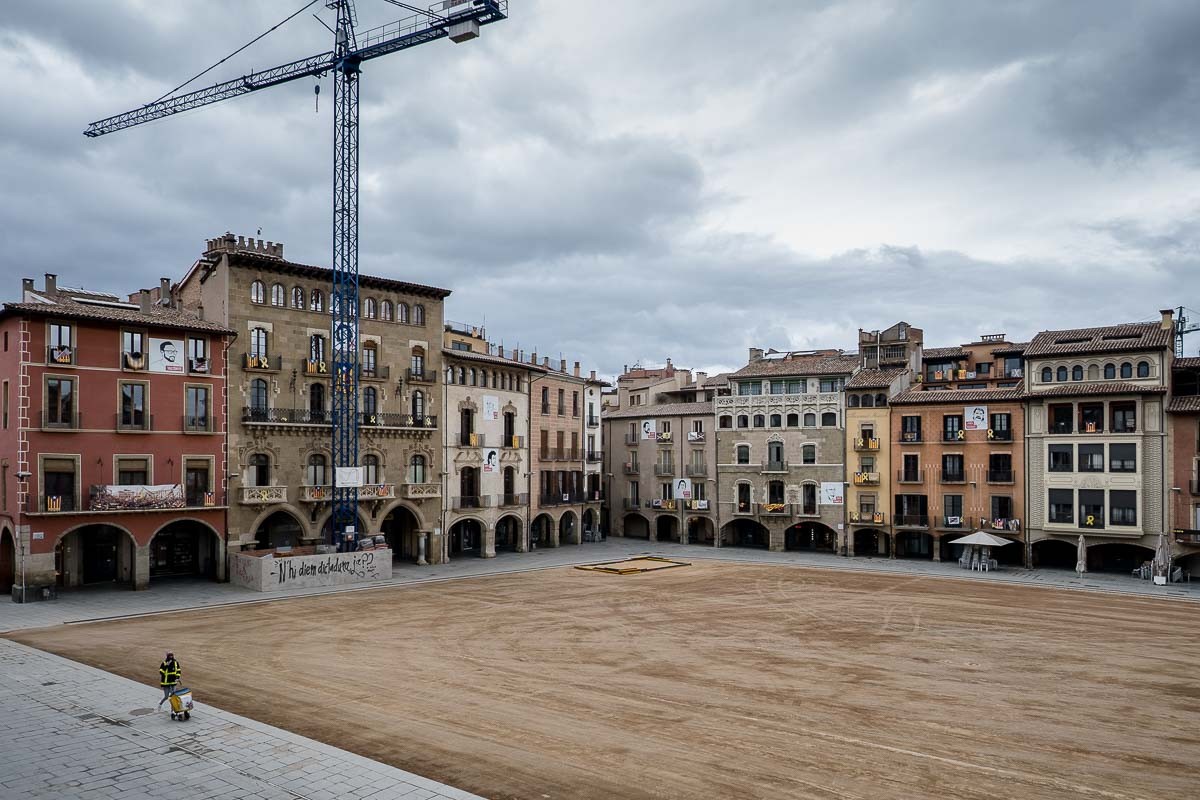La plaça Major de Vic pràcticament deserta. - Adrià Costa