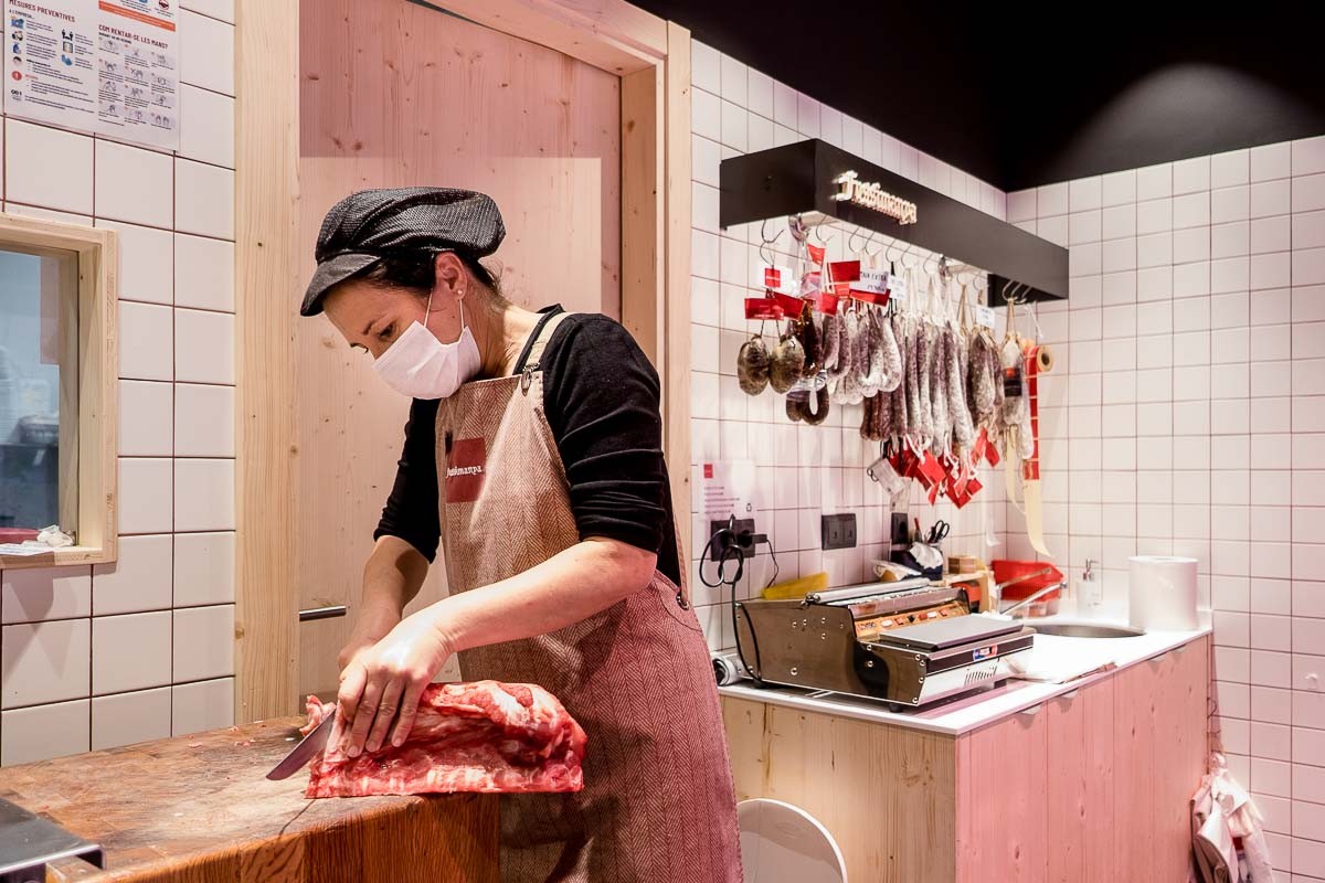 La dependenta d'una carisseria del centre de Vic, treballant amb mascareta. - Adrià Costa