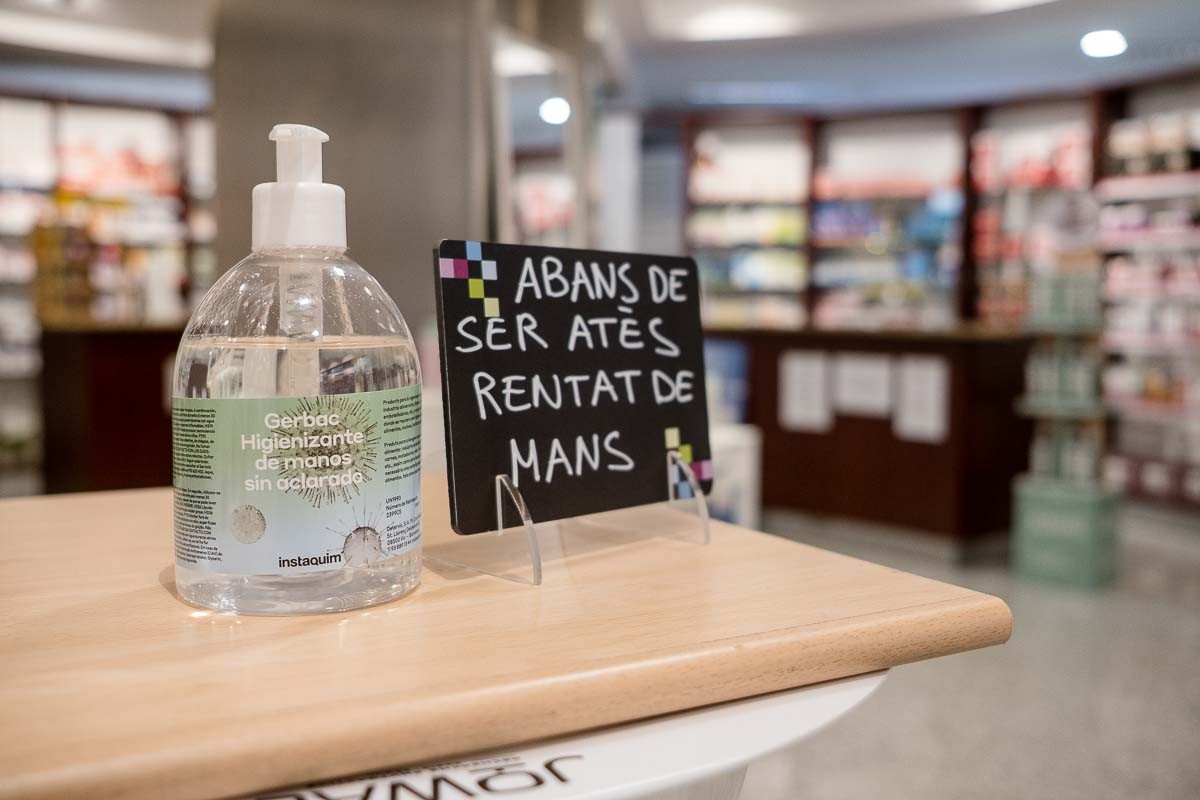 Gel antibacterià pels clients d'una farmàcia de Manlleu. - Adrià Costa
