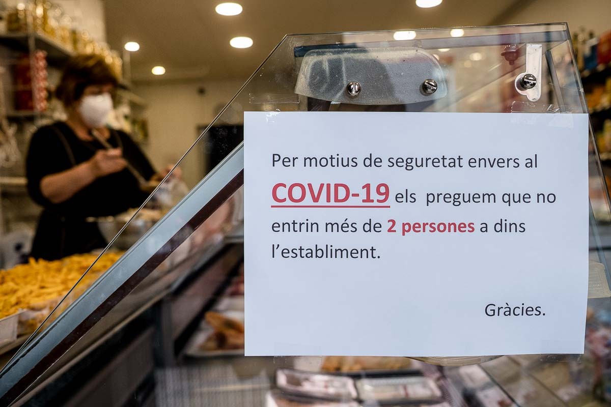 La dependenta d'una botiga de queviures de Manlleu, treballant amb mascareta - Adrià Costa