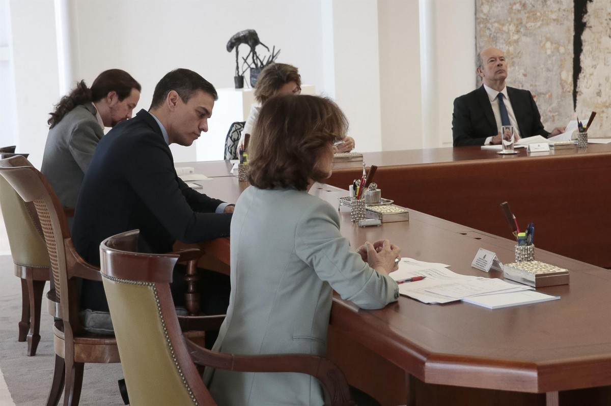 Pedro Sánchez, Carmen Calvo i Pablo Iglesias, al consell de ministres d'aquest dissabte. - Europa Press