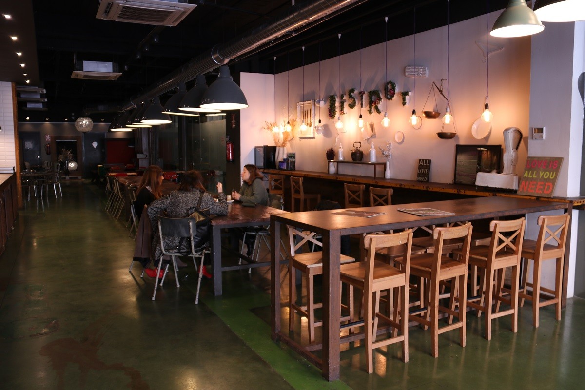 El Govern ordena tancar centres comercials i valora ampliar-ho a bars i restaurants