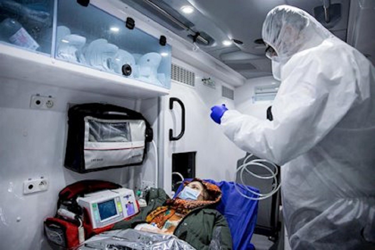 Una pacient de coronavirus atesa en un hospital. - Europa Press