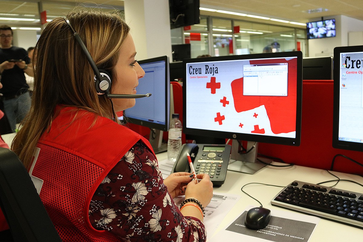 Creu Roja trucarà a més de 45.000 persones vulnerables per informar-les sobre el coronavirus i acompanyar-les - Maria Belmez/ACN