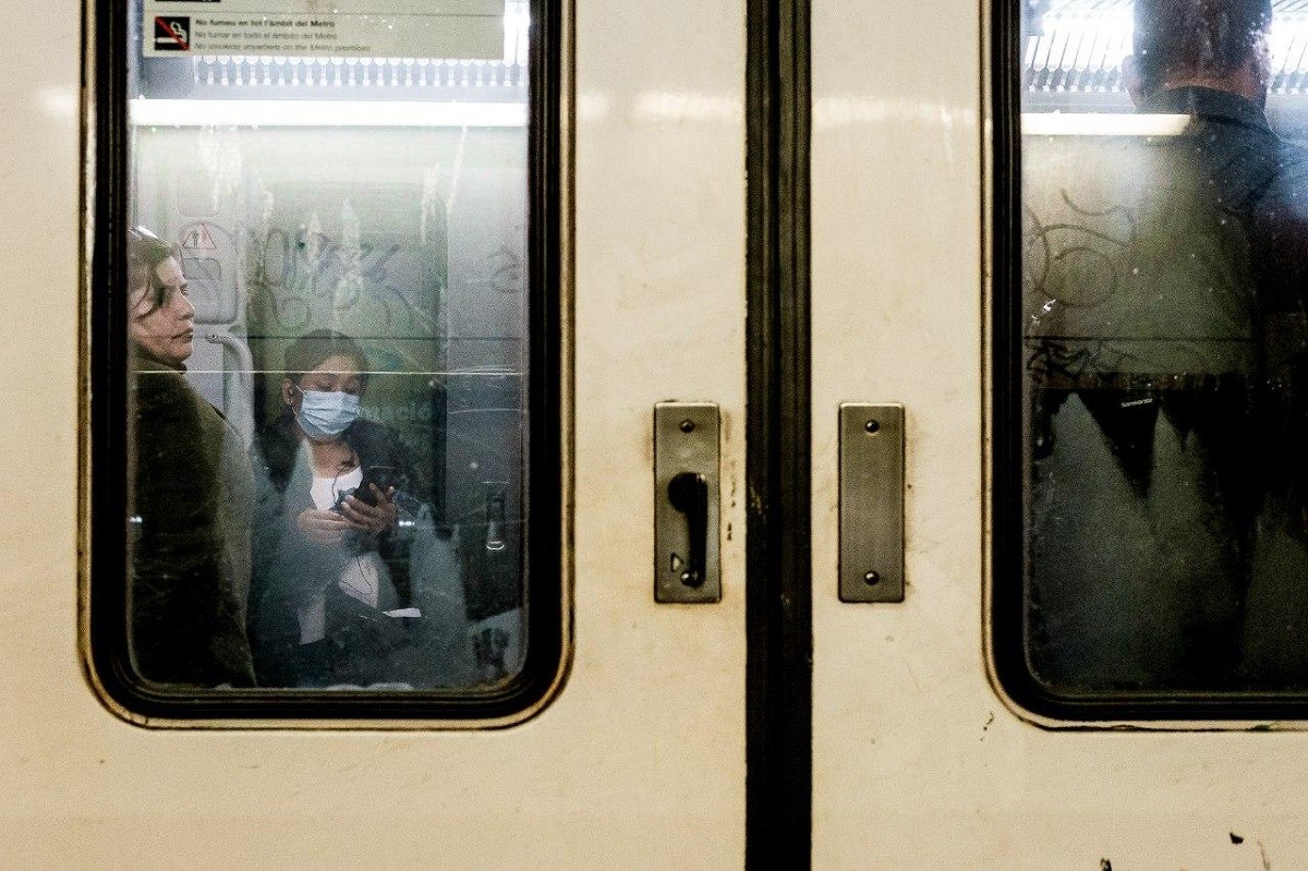 Ciutadans amb mascareta, a Barcelona. - Adrià Costa.