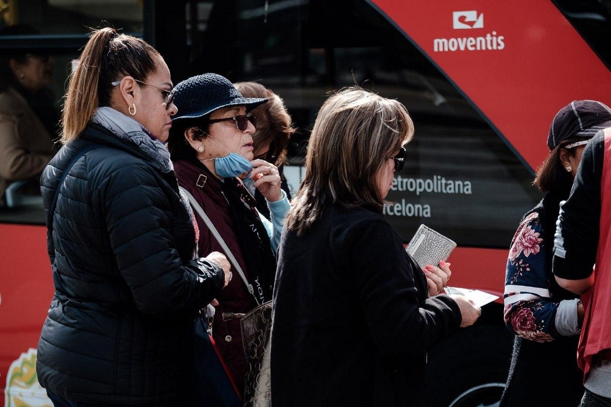 Ciutadans amb mascareta, a Barcelona. - Adrià Costa.