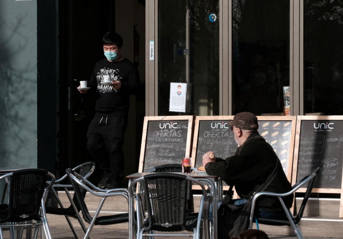 El cambrer d'un bar amb una mascareta com a mesura de precaució pel coronavirus - Adrià Costa