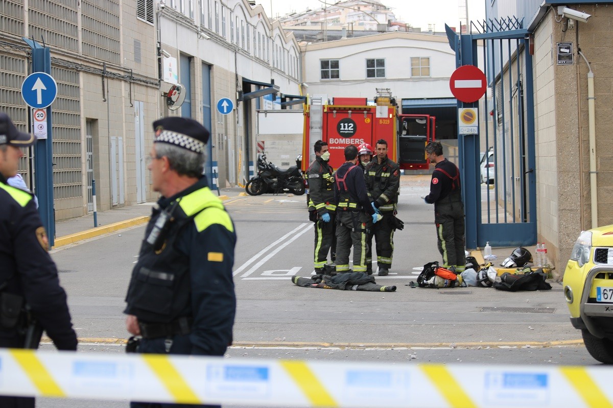 Un mort, 19 ferits i un desaparegut en una explosió en una empresa química de Barcelona