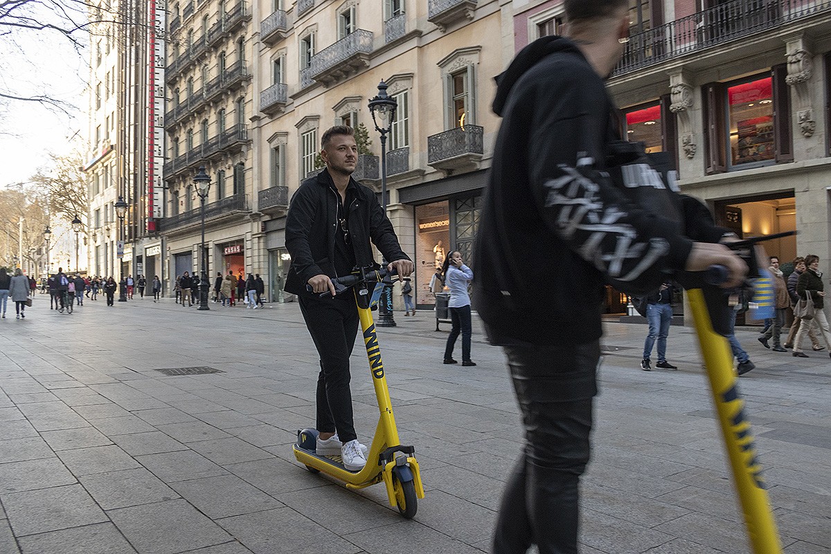 El 60% d'usuaris de patinet elèctric a Barcelona admeten que superen els límits de velocitat