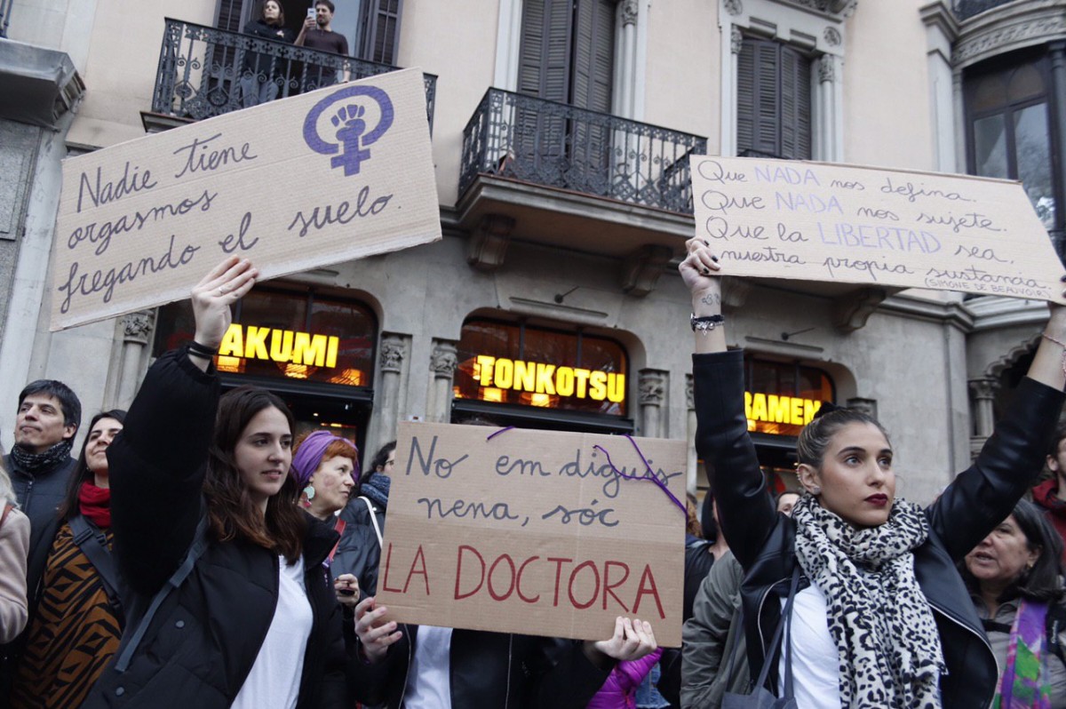 VÍDEO Dues persones identificades per les destrosses del guarniment d'un carrer de Gràcia