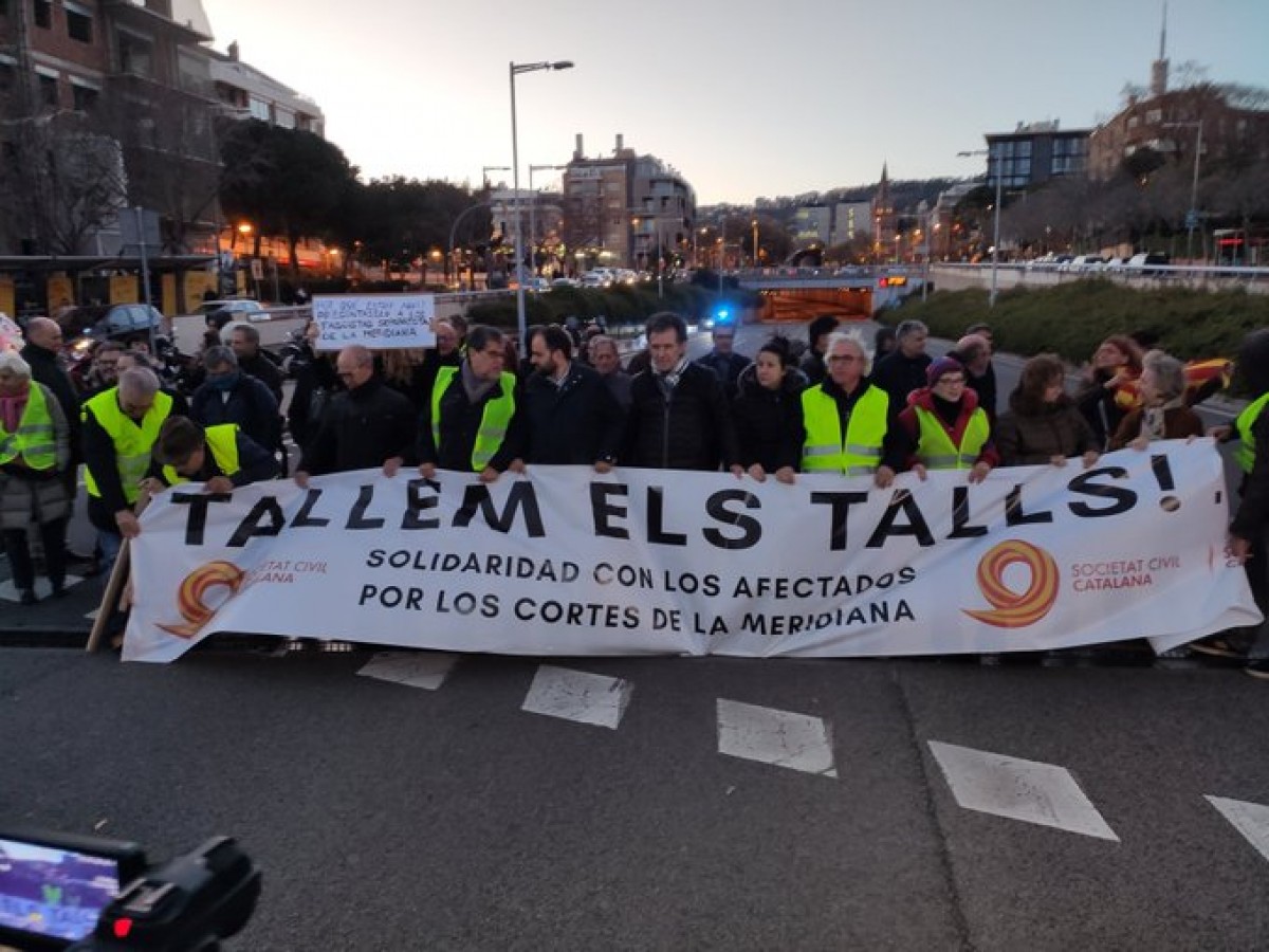 VÃDEOS i FOTOS Ni una cinquantena de persones en el tall de Societat Civil als Túnels de Vallvidrera