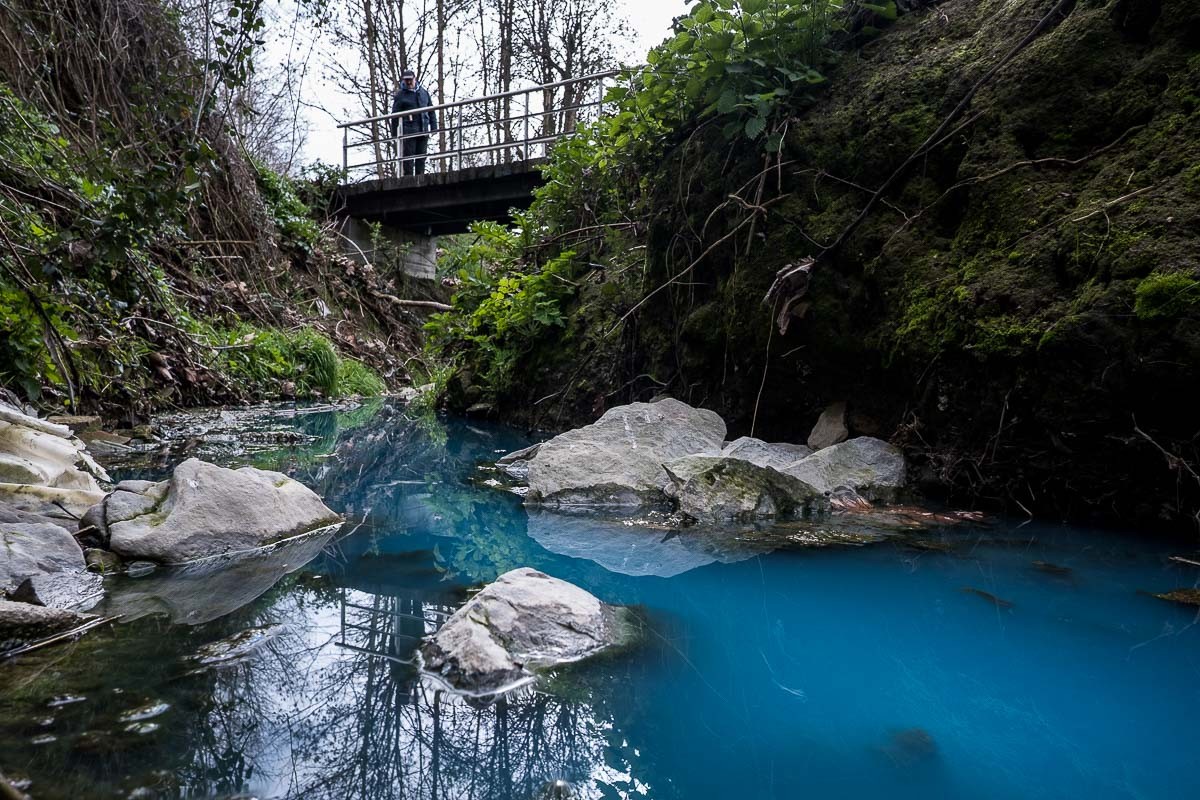 Ensurt a Manlleu per un torrent tenyit de color blau fluorescent