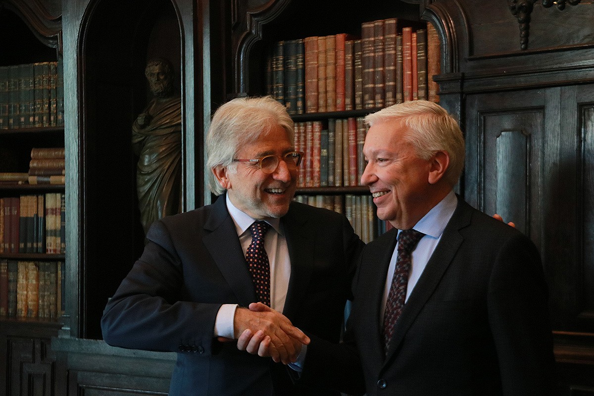 El president del Foment, Josep Sánchez Llibre, i el president de la Cecot, Antoni Abad, donant-se la mà després que la Junta Directiva de la patronal ratifiqués la reincorporació de la Cecot com a associat, el 5 de març de 2019 (Horitzontal) - Aina Martí/ACN