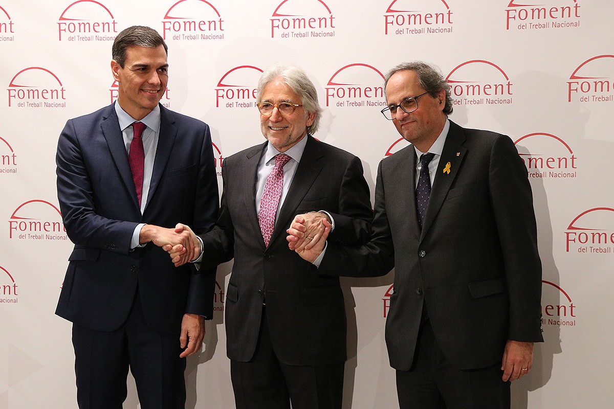 El president del govern espanyol, Pedro Sánchez, i el president català, Quim Torra, amb el president de Foment del Treball, Josep Sánchez Llibre al mig, agafant-los les mans a tots dos. Pla tres quarts. 20 desembre 2018 - Maria Fernández/ACN