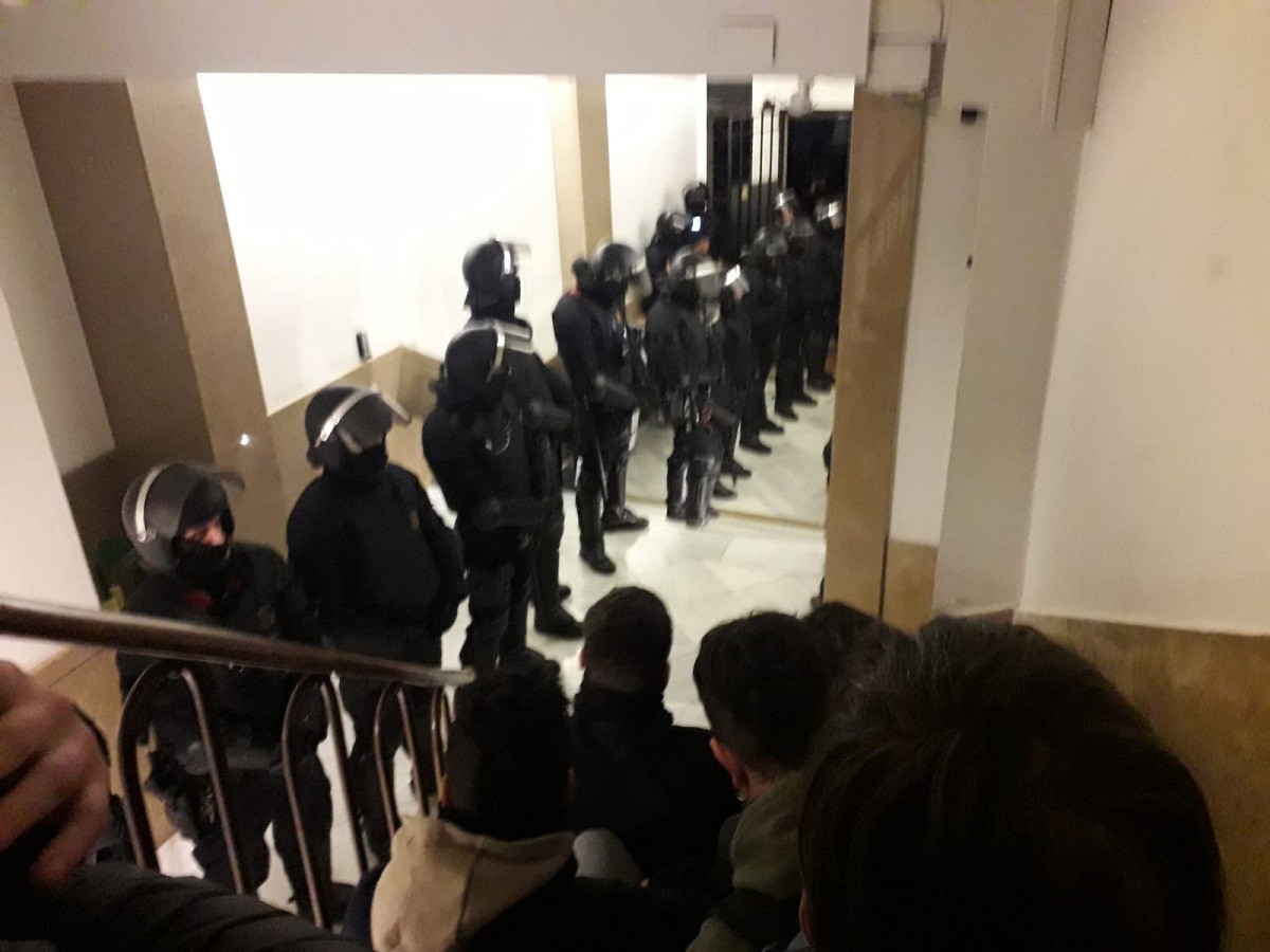 Agents dels Mossos dins el Bloc Llavors - Cedida