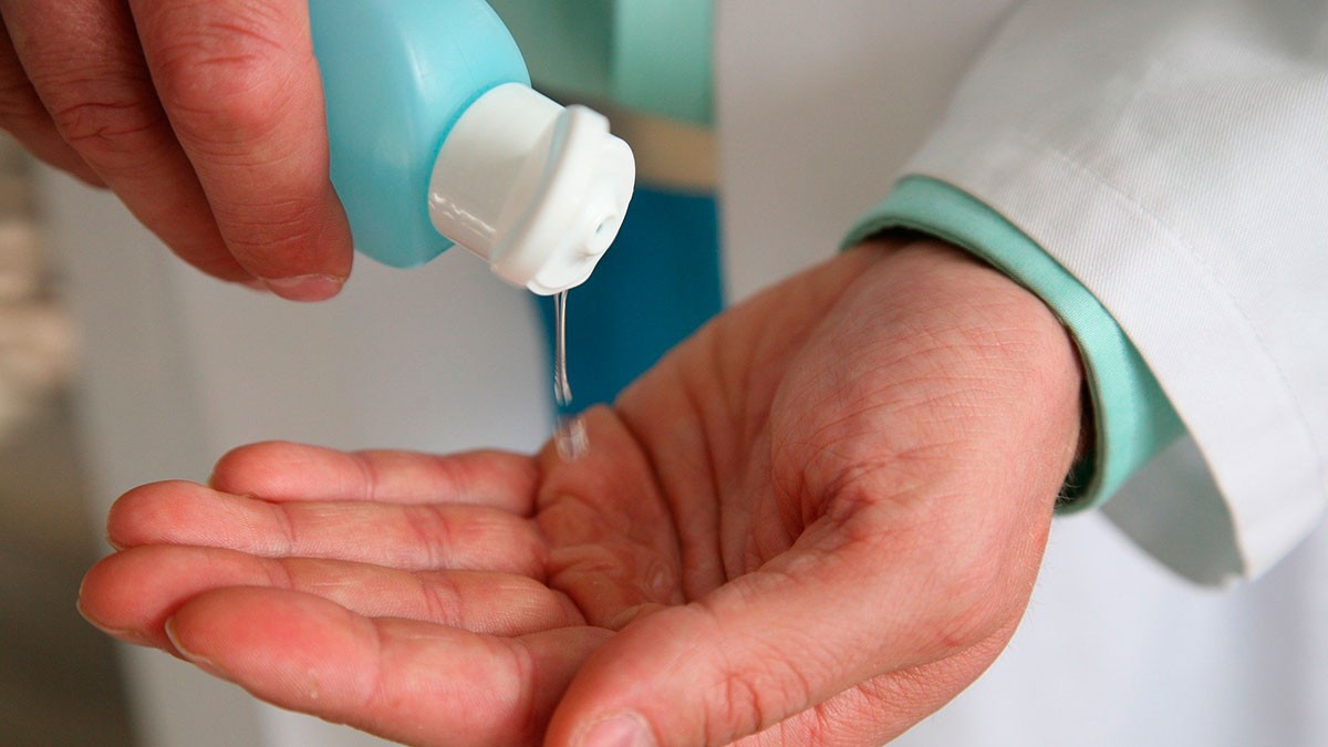 La recepta per fer gel desinfectant de mans a casa que ha fet furor a Itàlia