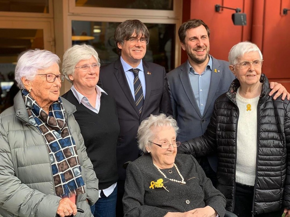 FOTO Puigdemont publica la fotografia del retrobament amb la seva mare