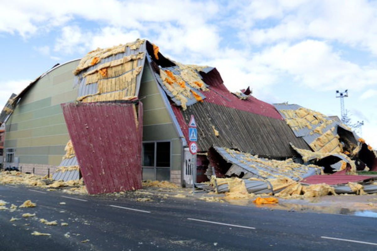 El pavelló de Cervera amb la taulada destrossada pel vent - ACN