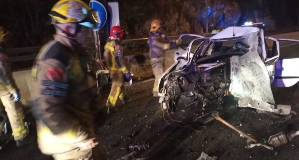Dos morts en precipitar-se amb el cotxe per un desnivell de 30 metres a Lloret de Mar