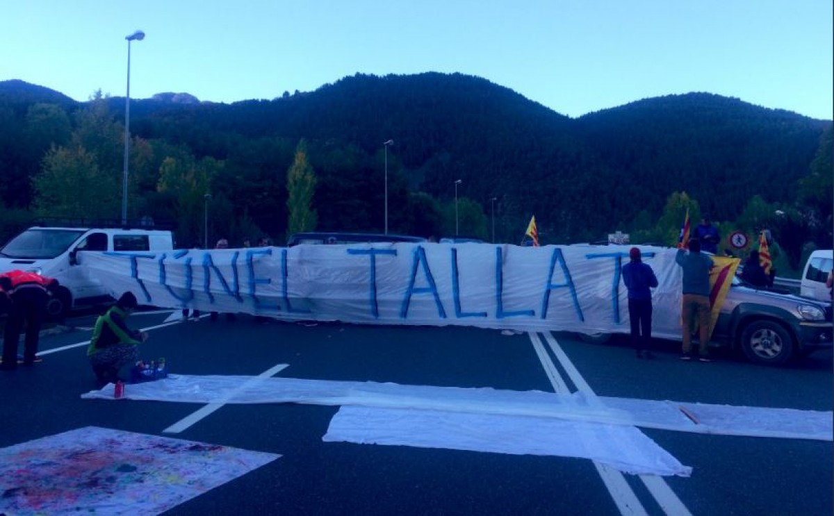 FOTO El CDR de la Cerdanya contesta a SCC tallant el Túnel del Cadí