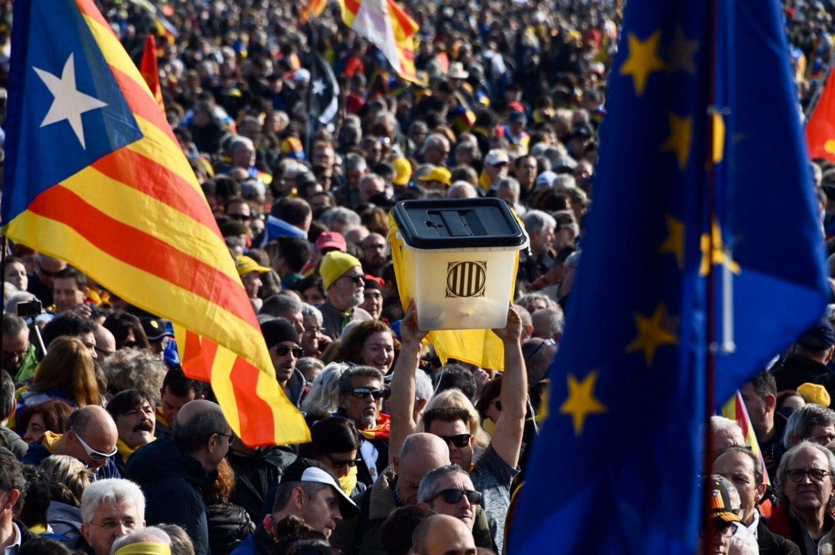 Un home amb una urna al mig de la gentada a Perpinyà - Josep M Montaner