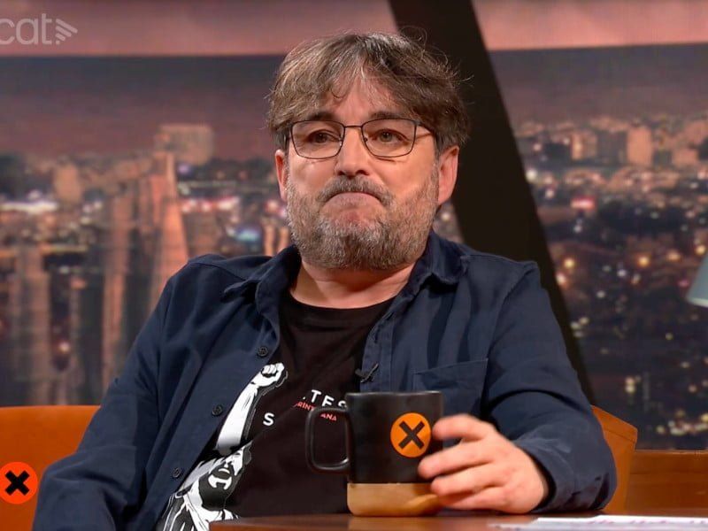 Jordi Évole sorprèn els passatgers d'un avió amb una actuació en ple vol