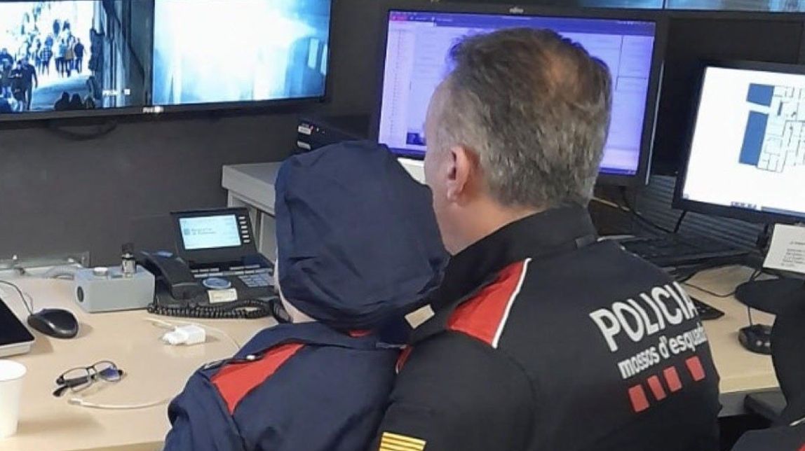 Els Mossos troben un infant perdut disfressat de mosso i els ajuda a trobar la seva mare