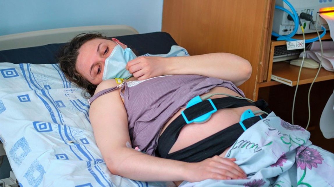 Les dones positives en Covid van tenir parts més medicalitzats i menys acompanyats