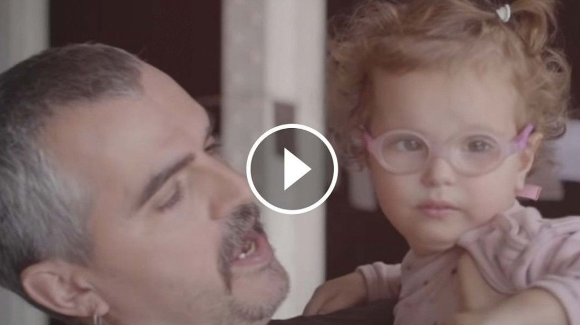 «Mirada Estràbica», el videoclip que emociona grans i petits