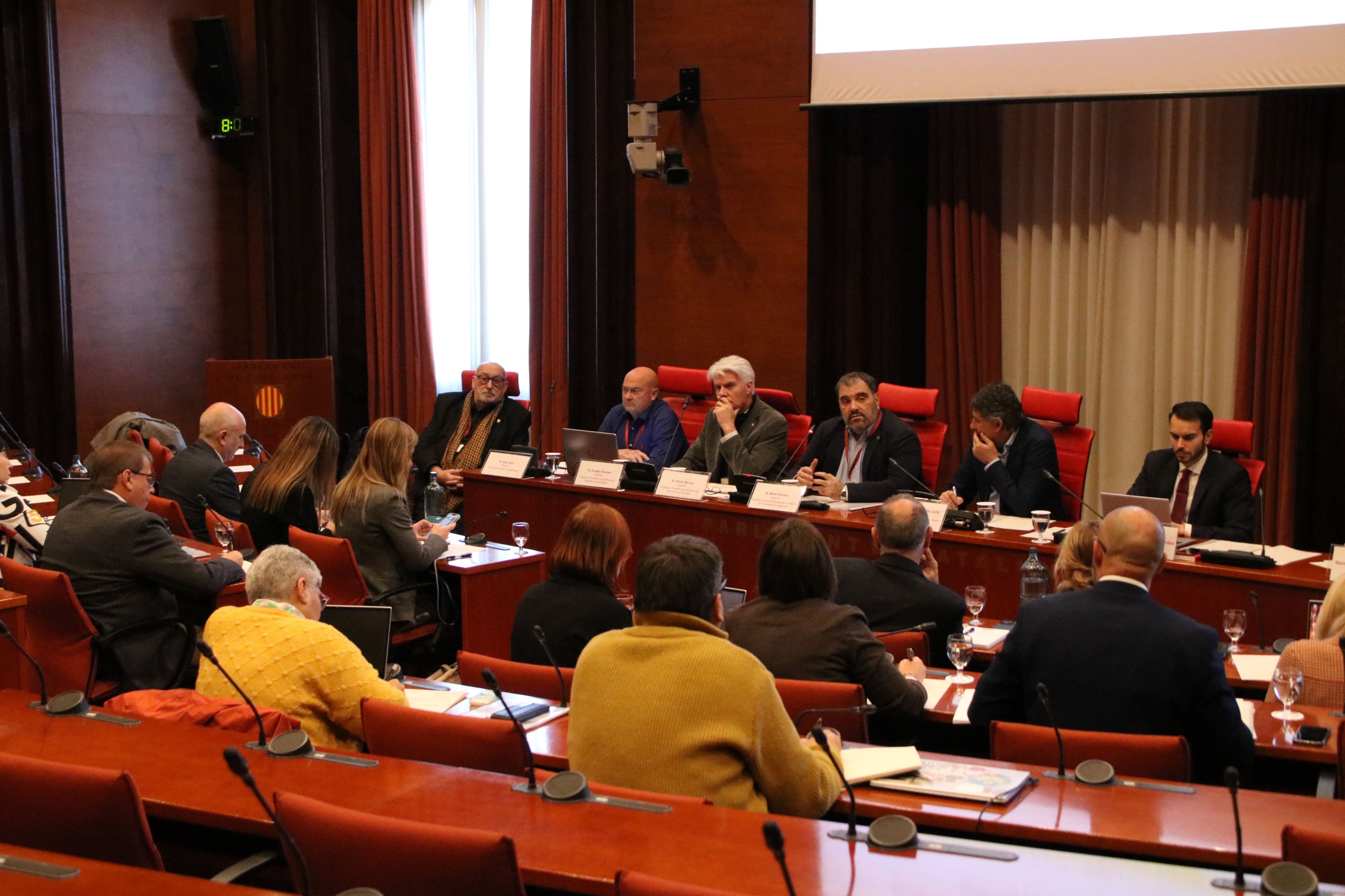 Els pescadors es reivindiquen al Parlament: «El mar estarà ple de peix i nosaltres no hi serem»