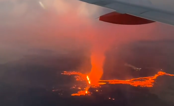 L'espectacular erupció d'un volcà a Islàndia vist des d'un avió