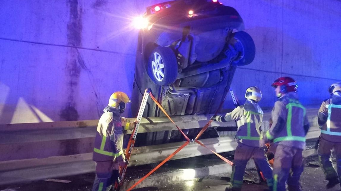 Mor un conductor en sortir-se de la via i caure cinc metres a Sant Vicenç dels Horts