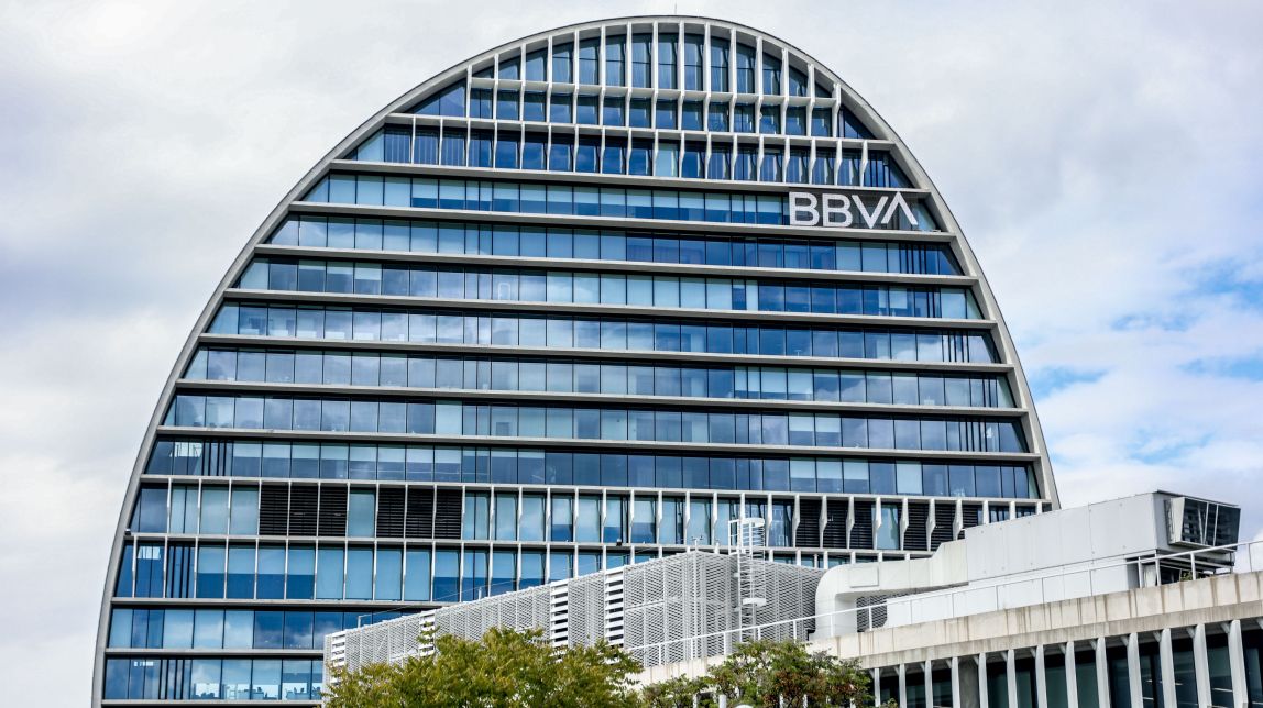 El BBVA obté uns beneficis rècord de gairebé 5.000 milions d’euros el primer semestre en plena opa al Sabadell